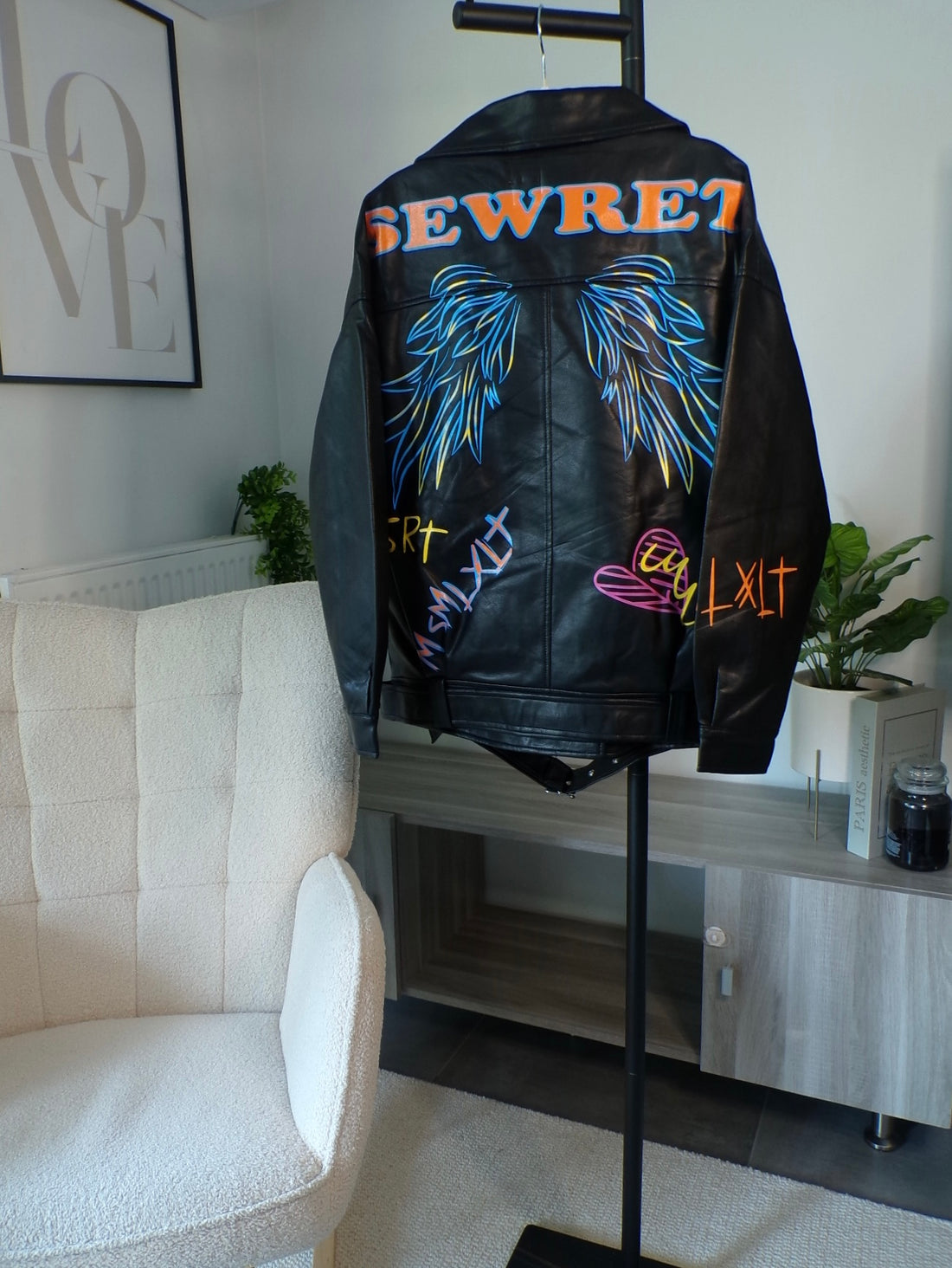 Veste en simili-cuir noire à détails graphiques