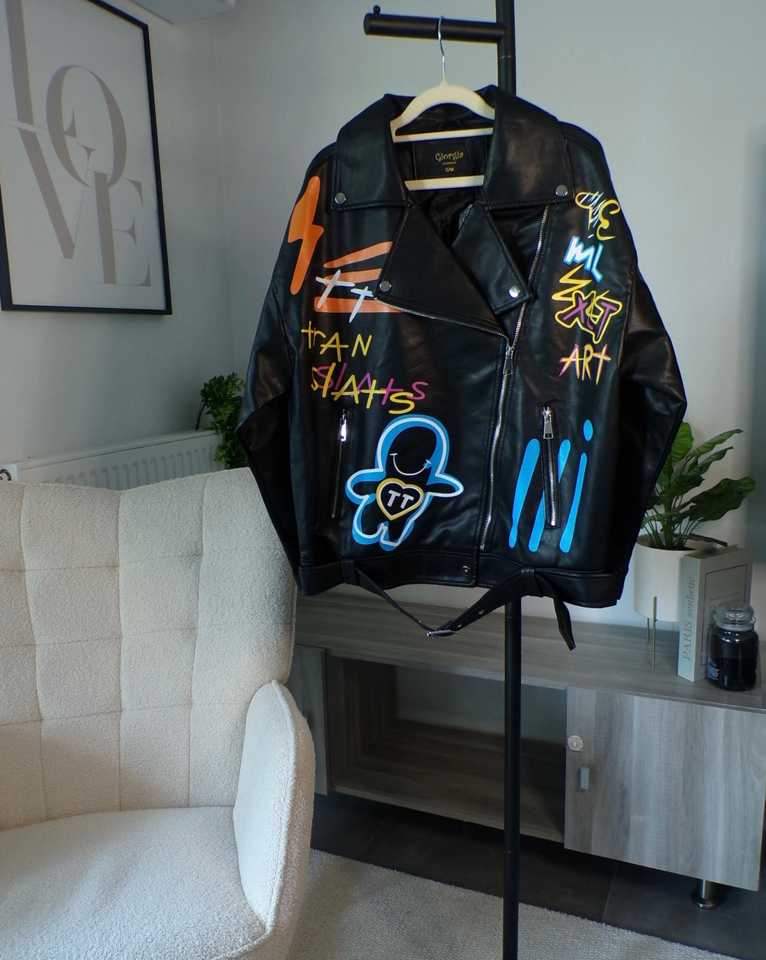 Veste en simili-cuir noire à détails graphiques