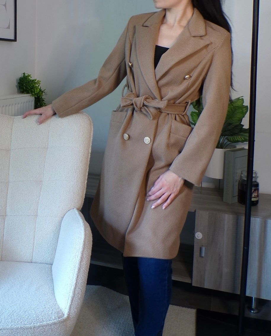 Manteau à chevrons avec ceinture (caramel)