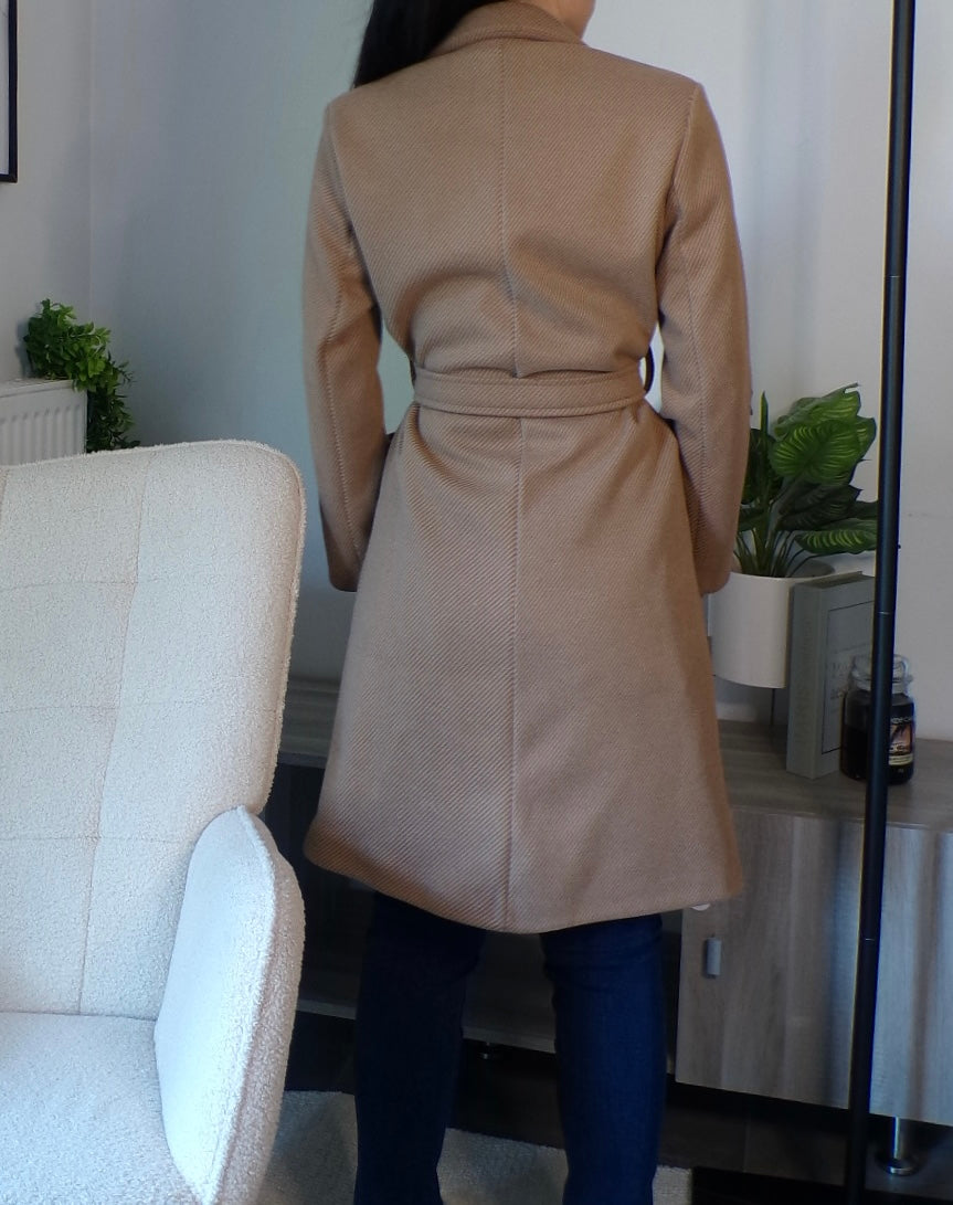 Manteau à chevrons avec ceinture (caramel)