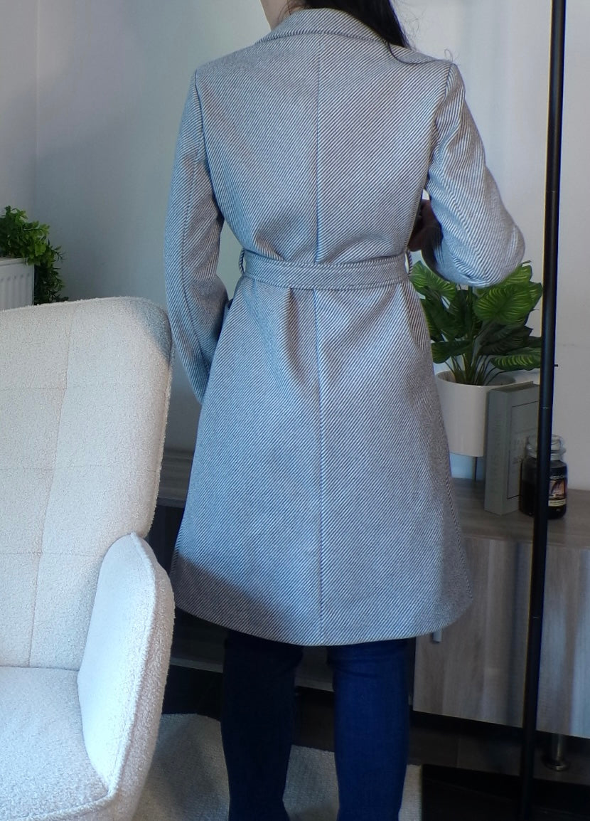 Manteau à chevrons avec ceinture (gris)