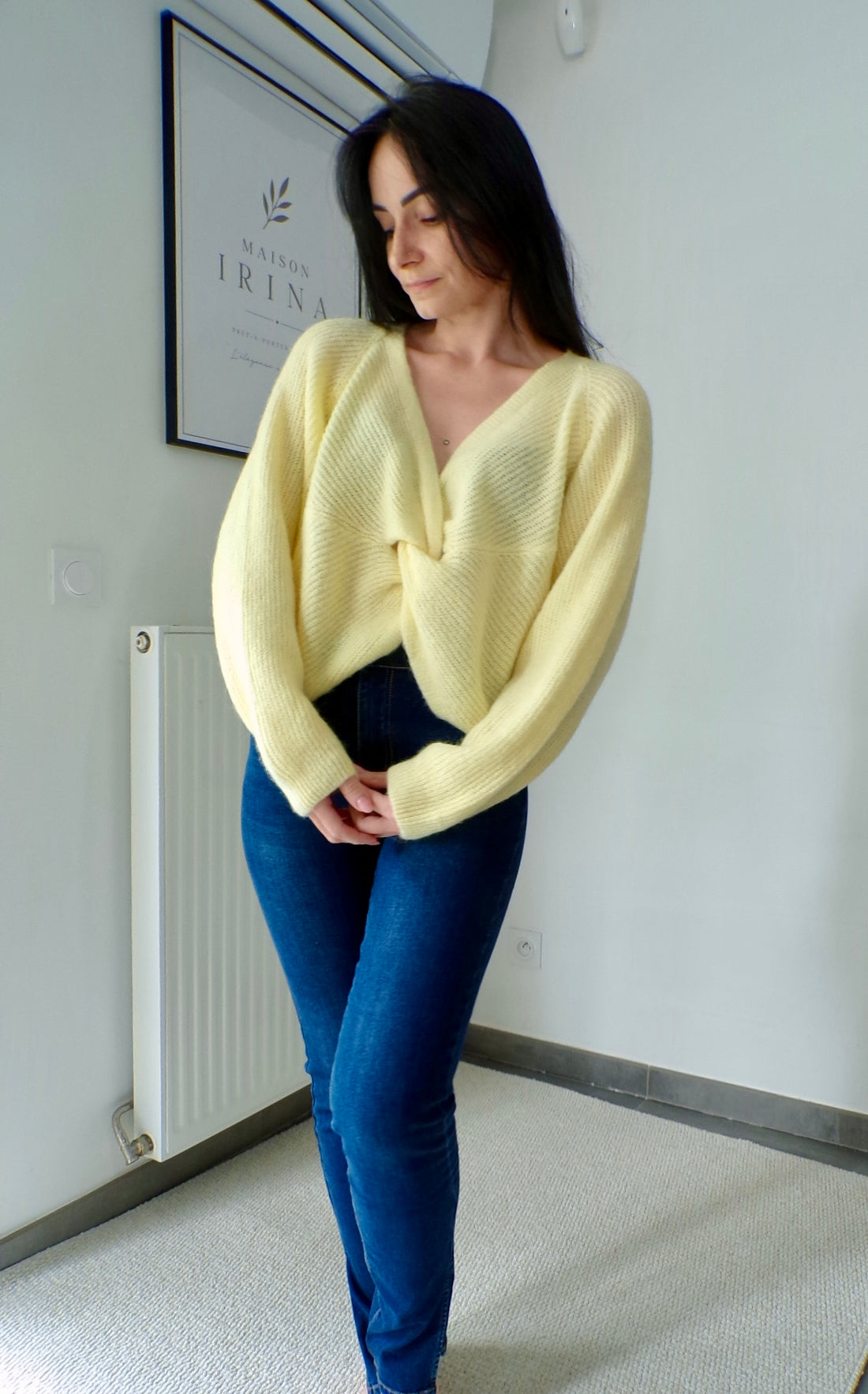 Pull en maille alpaga à décolleté twisté réversible
