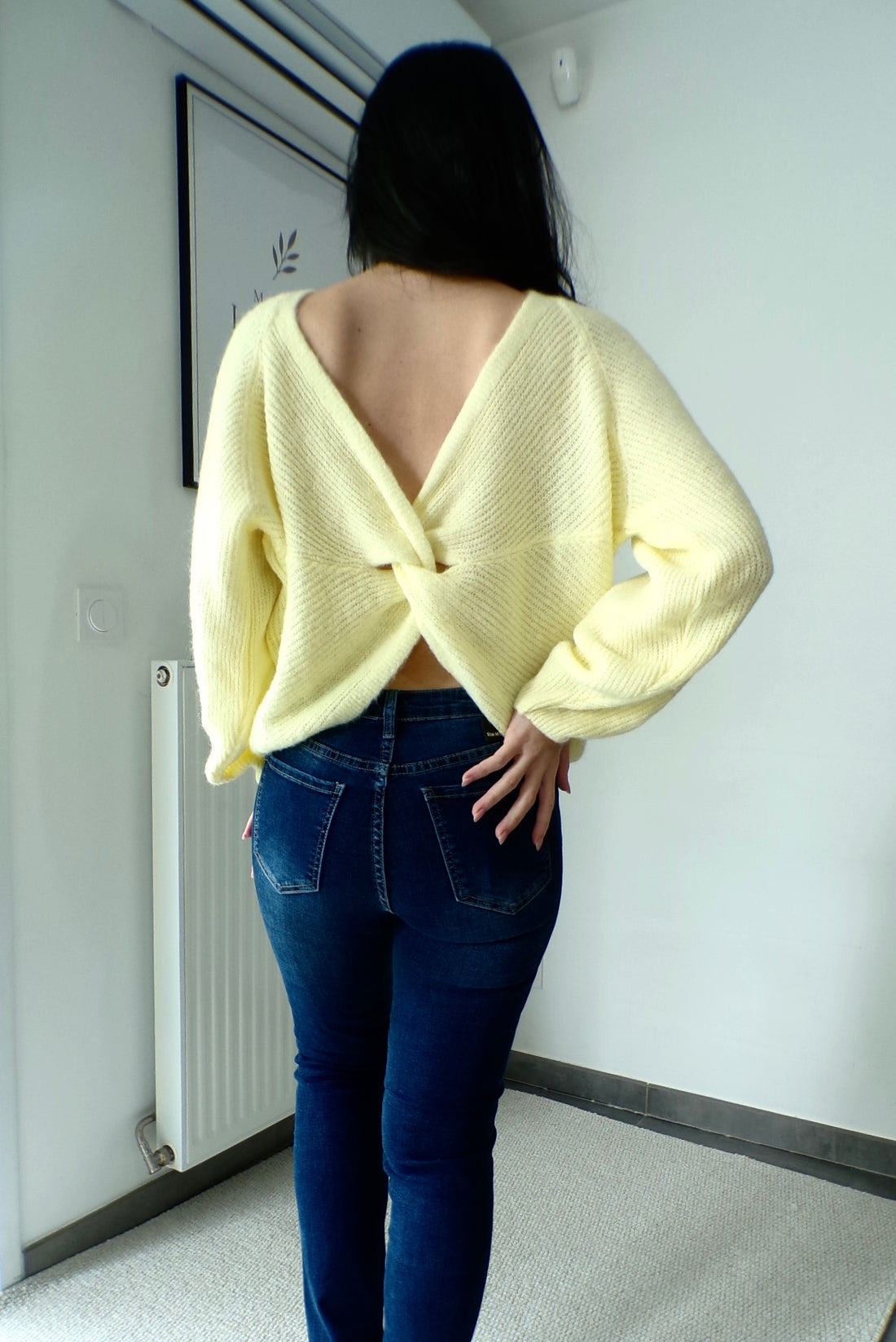 Pull en maille alpaga à décolleté twisté réversible