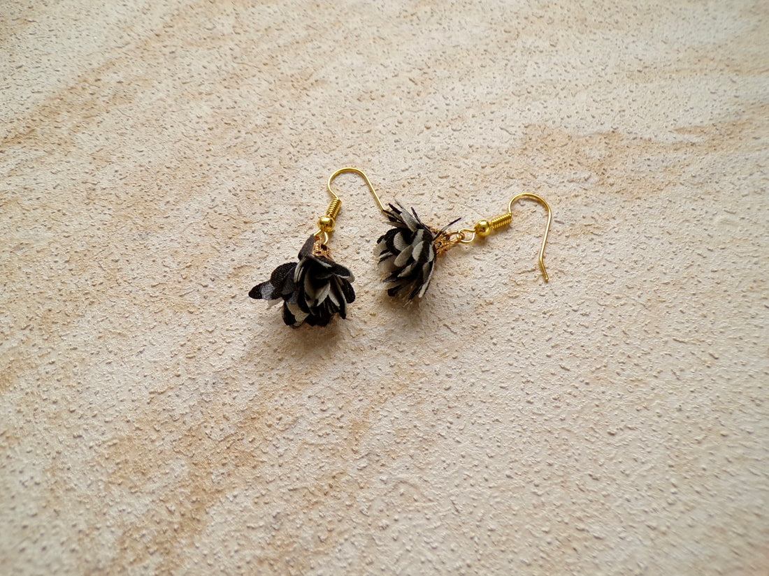 Boucles d’oreilles Fleurs tissu - Noires